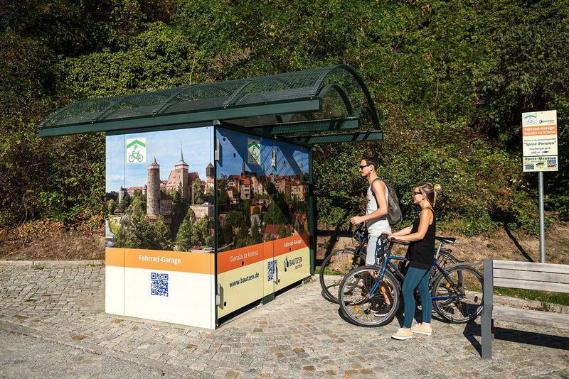 Radfahrer vor Fahrradgarage