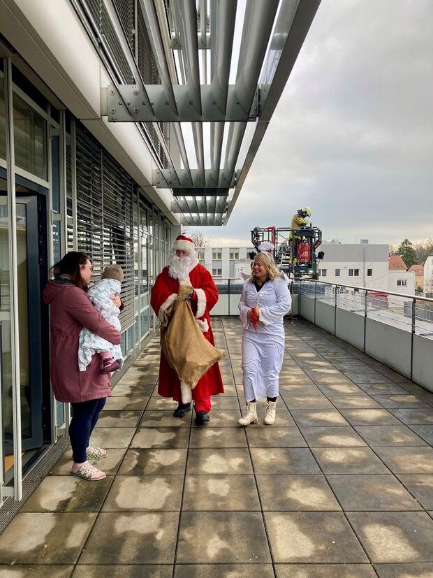 Nikolaus und Weihnachtsengel gemeinsam in der Kinderklinik © Stadtverwaltung