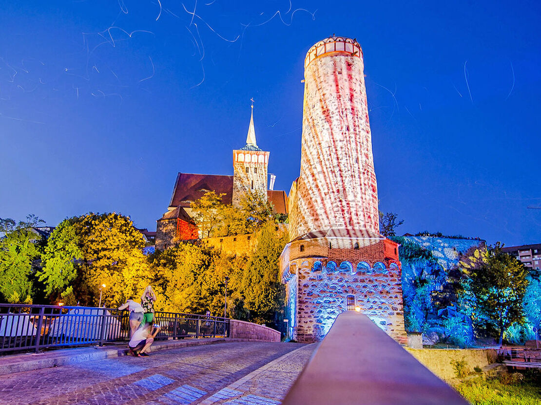 Altstadtfestival illuminierte Alte Wasserkunst mit Michaeliskirche Rot-weiß angestrahlte Wasserkunst