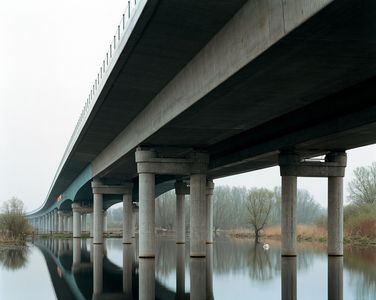 Brückenbauwerk über Wasser