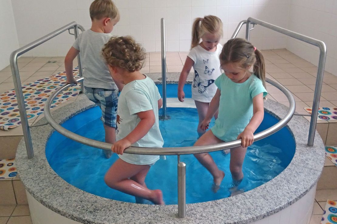 Wassertreten in Kita Kneipp