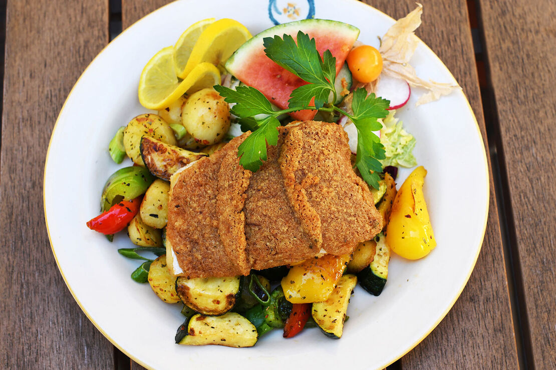 Steinköhlerfilet in goldener Senfkruste auf mediterranem Marktgemüse