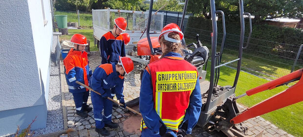 Jugendliche verteilen Sand