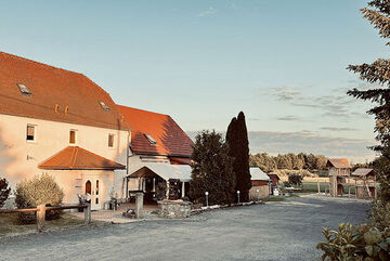 großes gelbes Haus mit rotem Dach