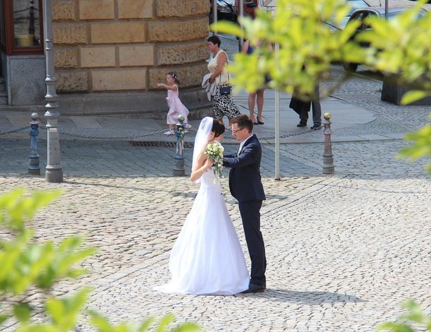 Hochzeit junges Hochzeitspaar steht auf dem Hauptmarkt
