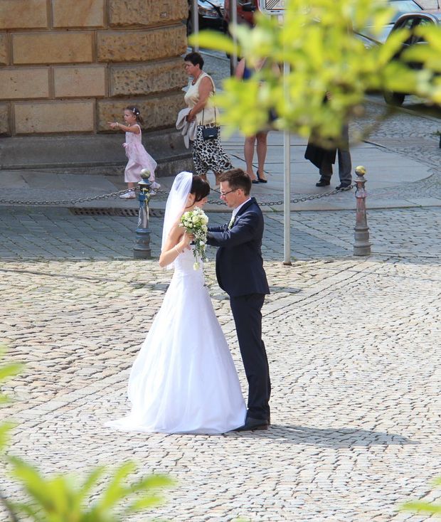 Hochzeit junges Hochzeitspaar steht auf dem Hauptmarkt