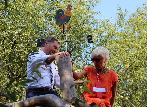 Ein Mann und eine Frau sind neben Einer Wetterspitze