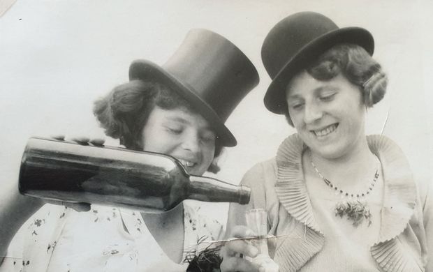 schwarz weiß Bild von zwei Frauen die etwas trinken