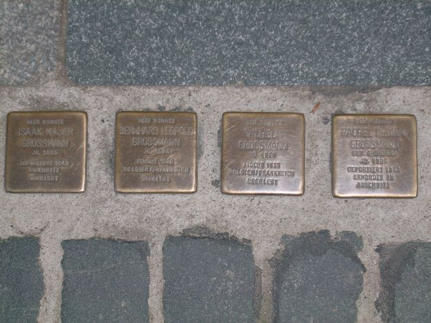 4 quadratische, messingfarbene Steine, die in das Pflaster eingelassen sind. darauf stehen die Namen von Opfern des Nationalsozialismus, die in der Reichenstraße 29 gewohnt haben.