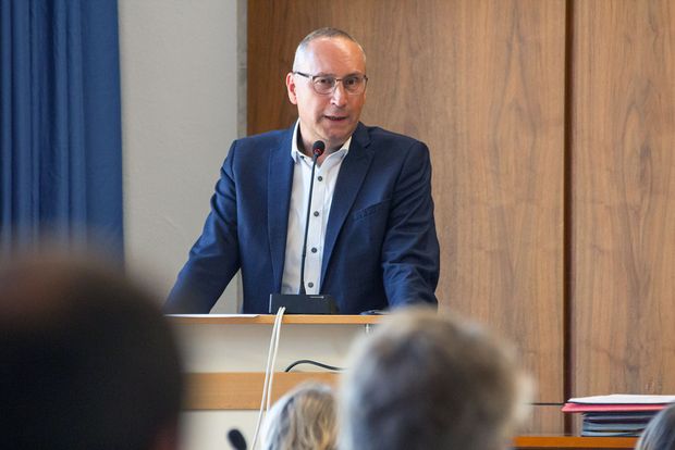 OB Vogt Stadtratssitzung Mann im blauen Jackett und weißem Hemd steht am Rednerpult