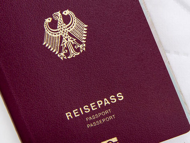 Reisepass Dunkelroter Pass mit Aufdruck Reisepass der Bundesrepublik Deutschland