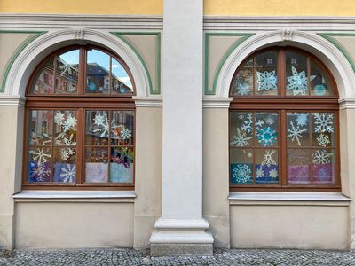 Fenster mit gemalten und gebastelten Schneeflocken