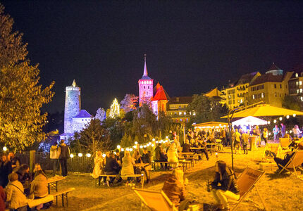 Altstadtfestival 2018 Stimmungsvolle Ansicht der Alten Wasserkunst und der Michaeliskirche, Vordergrund Personengruppen
