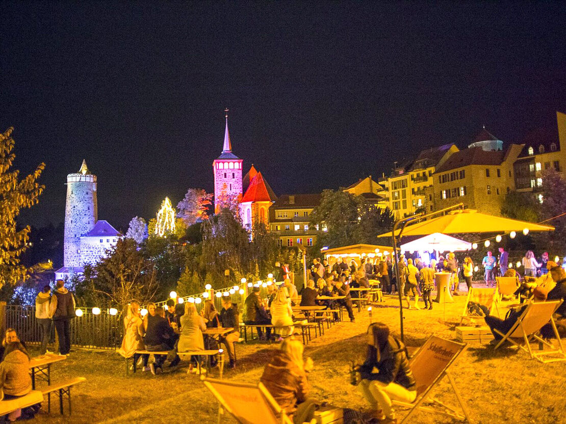 Altstadtfestival 2018 Stimmungsvolle Ansicht der Alten Wasserkunst und der Michaeliskirche, Vordergrund Personengruppen