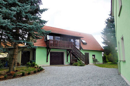 Hof mit grünem Haus und rotem Dach