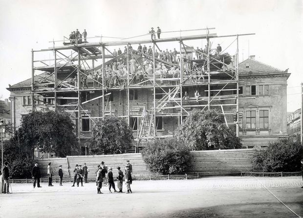 Stadttheater Anbringung Rietschelgiebel