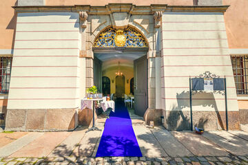 prunkvolles Eingangsportal zum Gersdorffschen Palais. Davorliegt ein blauer ausgerollten Teppich