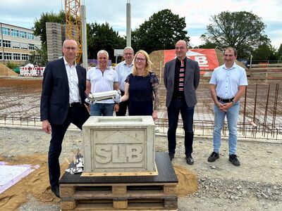 Grundsteinlegung Dr.-Salvador-Allende-Turnhalle © Stadtverwaltung (OB Karsten Vogt, SR Mike Hauschild, SR Heinrich Schleppers, Schulleiterin Nicole Krist, BM Dr. Robert Böhmer, SR Ralph Nitschke)