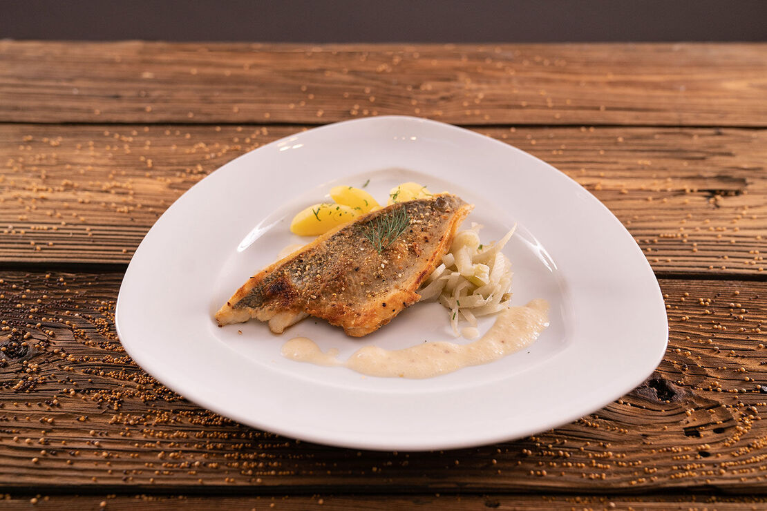 Filet von der Scholle auf Fenchelgemüse, dazu Kartoffeln und feines Meerrettich-Senf-Espuma