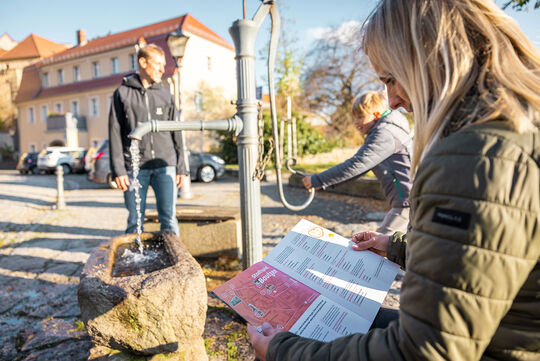 Familie beim Stadtrundgang auf dem Wendischen Kirchhof Familie beim Stadtrundgang auf dem Wendischen Kirchhof