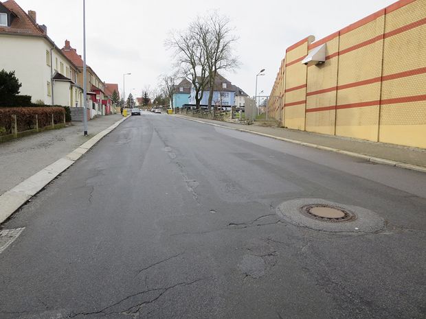 Eine Straße, links und rechts umgeben von einem Gehweg