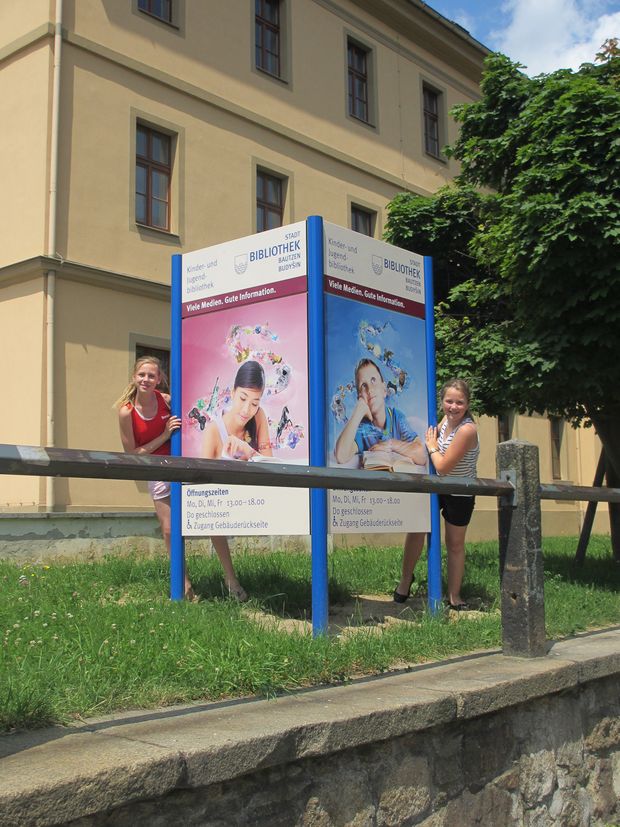 Kinder- und Jugendbibliothek Bautzen, Draußen Schild