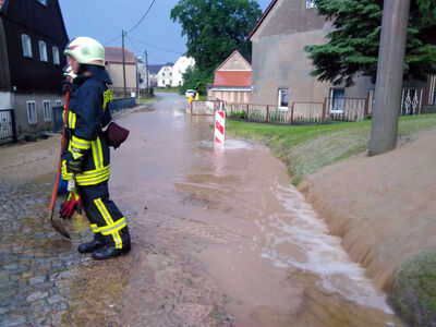 Feuerwehrmann beim Einsatz 