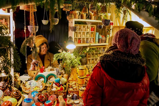 Kunstvoll Getöpfertes Stand mit Kunsthandwerk (Töpferwaren) auf dem Wenzelsmarkt