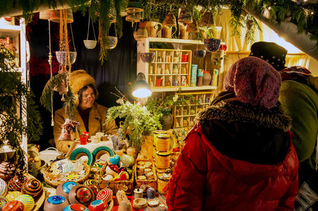 Kunstvoll Getöpfertes Stand mit Kunsthandwerk (Töpferwaren) auf dem Wenzelsmarkt