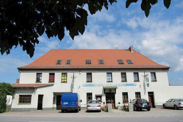 großes gelbes Haus mit rotem Dach