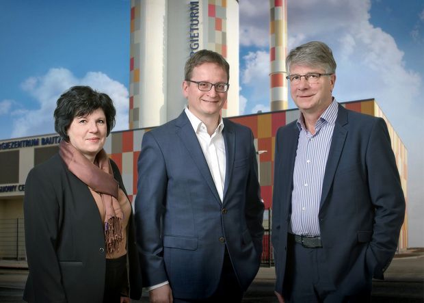 Geschäftsführung EWB links Frau mit schwarzer Jacke in der Mitte in blauem Anzug und weißem Hemd und rechts Mann in blauem Anzug mit weiß-blau gestreiftem Hemd