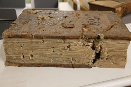 Kämmereibuch von 1728 mit Schädigungen durch Geschosssplitter Kämmereibuch von 1728 mit Schädigungen durch Geschosssplitter