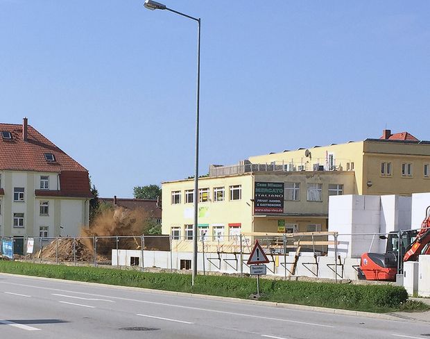 Sprengung der Fliegerbombe Rauch- und Sandwolke nach der erfolgreichen Sprenung der Fliegerbombe
