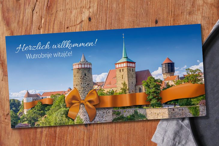 Bautzen Stadtansicht auf einem Gutschein im Hintergrund eine Tischplatte