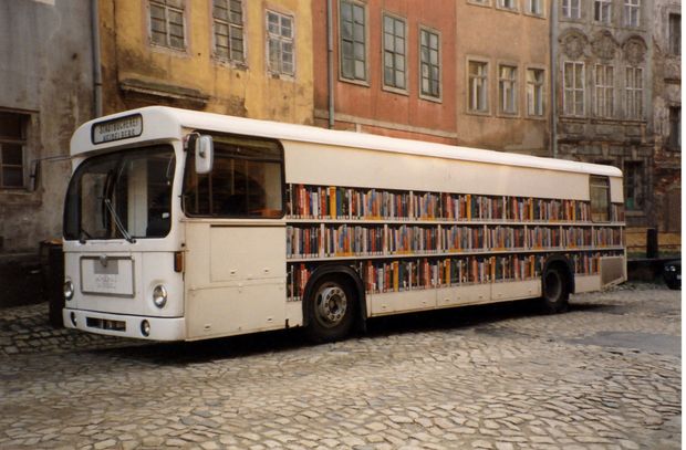 Weißer Bücherbus auf der unsanierten Schloßstraße