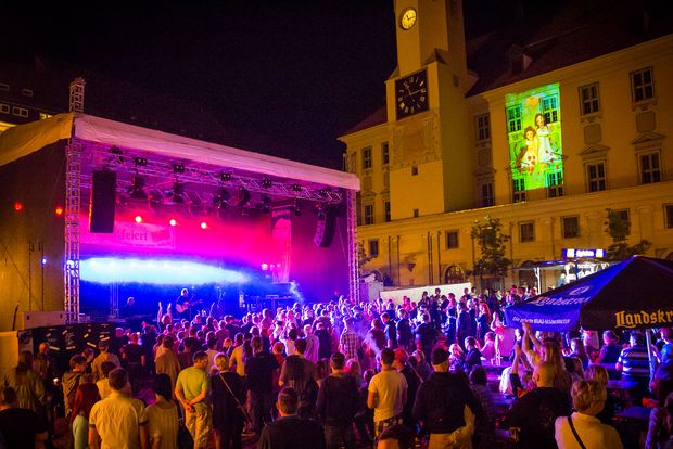 Bautzener Frühlingsimpression - Musikkonzert auf dem Hauptmarkt Bautzener Frühlingsimpression - Musikkonzert auf dem gut besuchten nächtlichen Hauptmarkt, im Hintergrund das Rathaus, angestrahlt mit dem Plakatmotiv des Bautzener Frühlings
