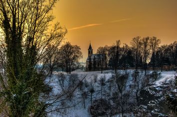 Blick auf den schneebedeckten Protschenberg mit Kirche