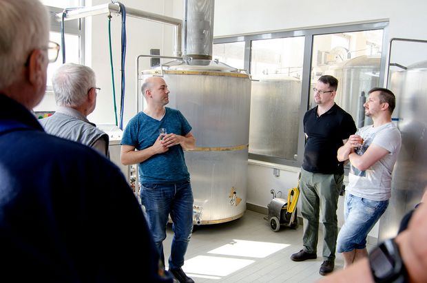 Spätschicht Frenzel-Bräu Fünf Männer stehen vor einem silberfarbenen Braukessel