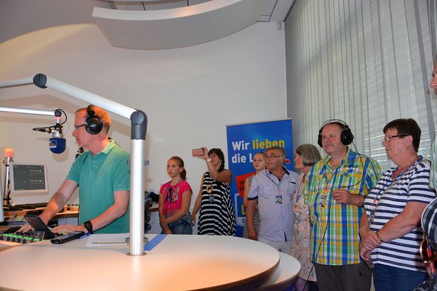 Besucher im Studio bei Radio Lausitz