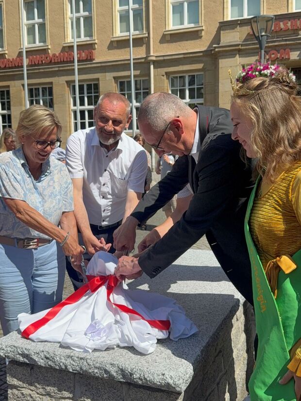 Feierliche Enthüllung auf dem Postplatz © Stadtverwaltung