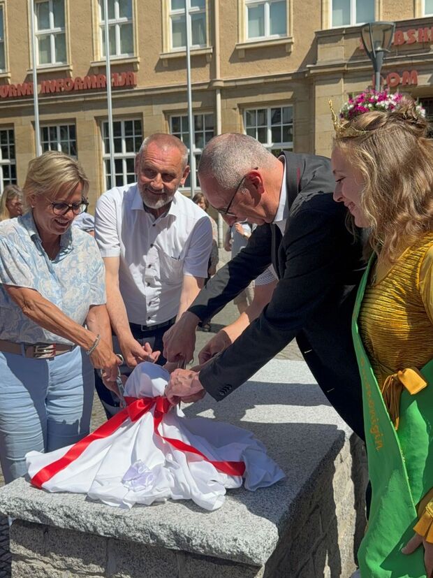 Feierliche Enthüllung auf dem Postplatz © Stadtverwaltung