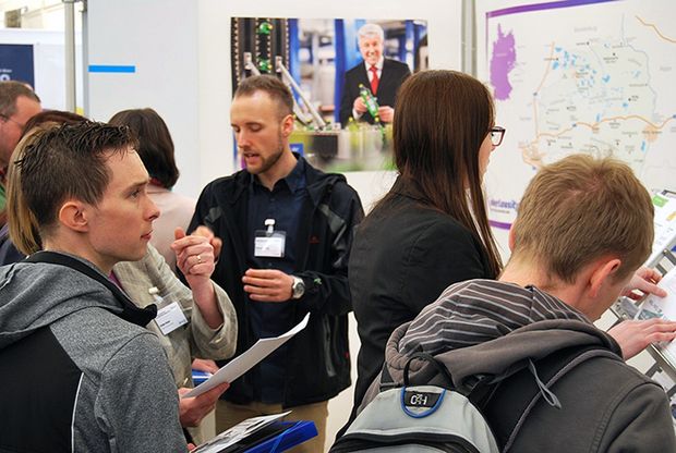 Jugendliche auf der Fachkräftemesse "bonding" 2017 in Dresden