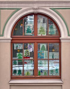 Malwettbewerb Schönster Weihnachtsbaum Bilder von gemalten Weihnachtsbäumen hängen in einem Fenster