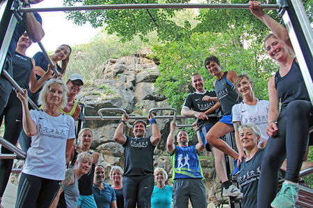 TURNBAR Sportler testen ein neues Kombisportgeräte