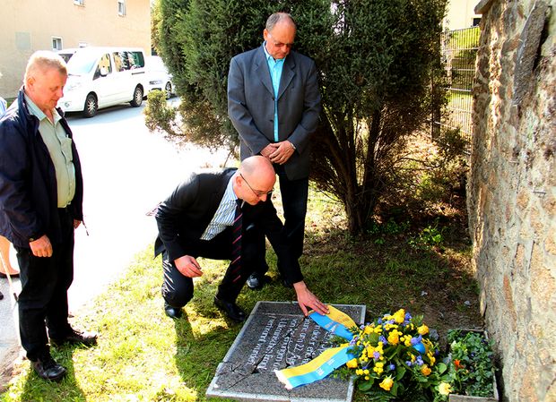 Bürgermeister Dr. Robert Böhmer und die Ortschaftsräte Norbert Haupt und Gunter Mittag gedenken der Opfer von Niederkaina.