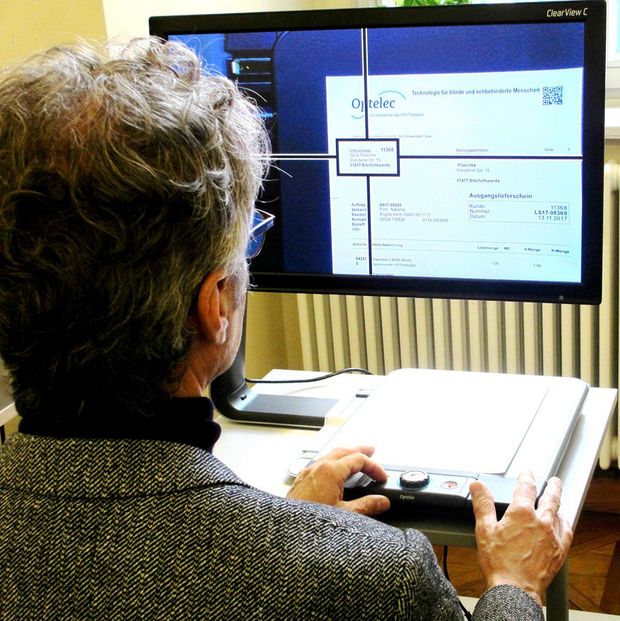 Bildschirmlesegerät Nutzerin am Bildschirmlesegerät „Clear View C“