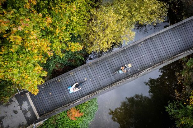 Fahrradbrücke von oben © Philipp Herfort
