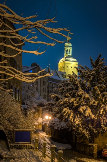 Bautzener Lauenturm am Winterabend vom Michaeliskirchhof aus gesehen