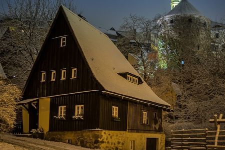 Hexenhaus in Bautzen am Winterabend mit Lauenturm