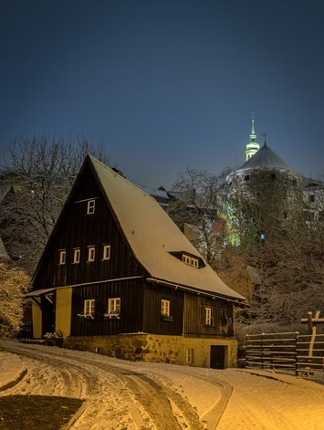 Hexenhaus in Bautzen am Winterabend mit Lauenturm